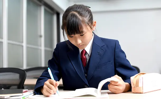 女子中学生が勉強をする様子